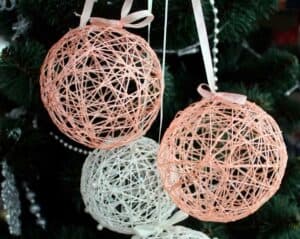 Как самостоятельно сделать шары для елки из ниток красивый декор