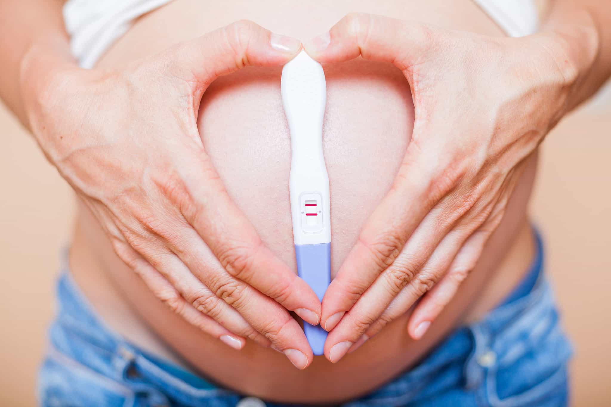 Как эффективно забеременеть. Тест на беременность. Фотосессия с тестом на беременность. Женщина и тест на беременность.
