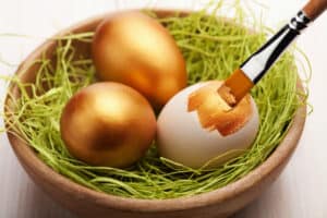 Окрашивание яиц в золото цвет