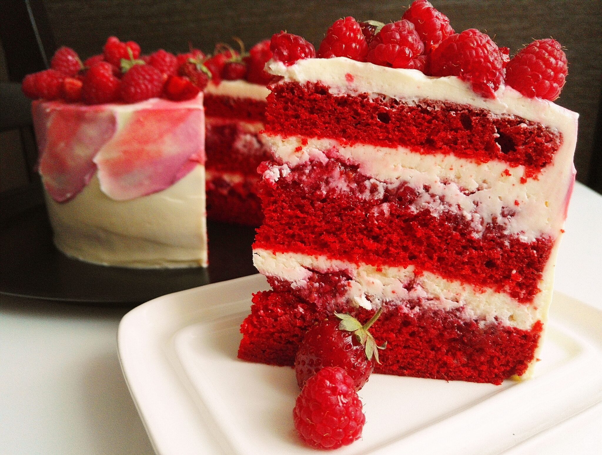 Приготовить торт красный бархат в домашних. Торта "красный бархат" (Red Velvet).. Red Velvet торт. Мирель красный бархат. Бисквит красный бархат.